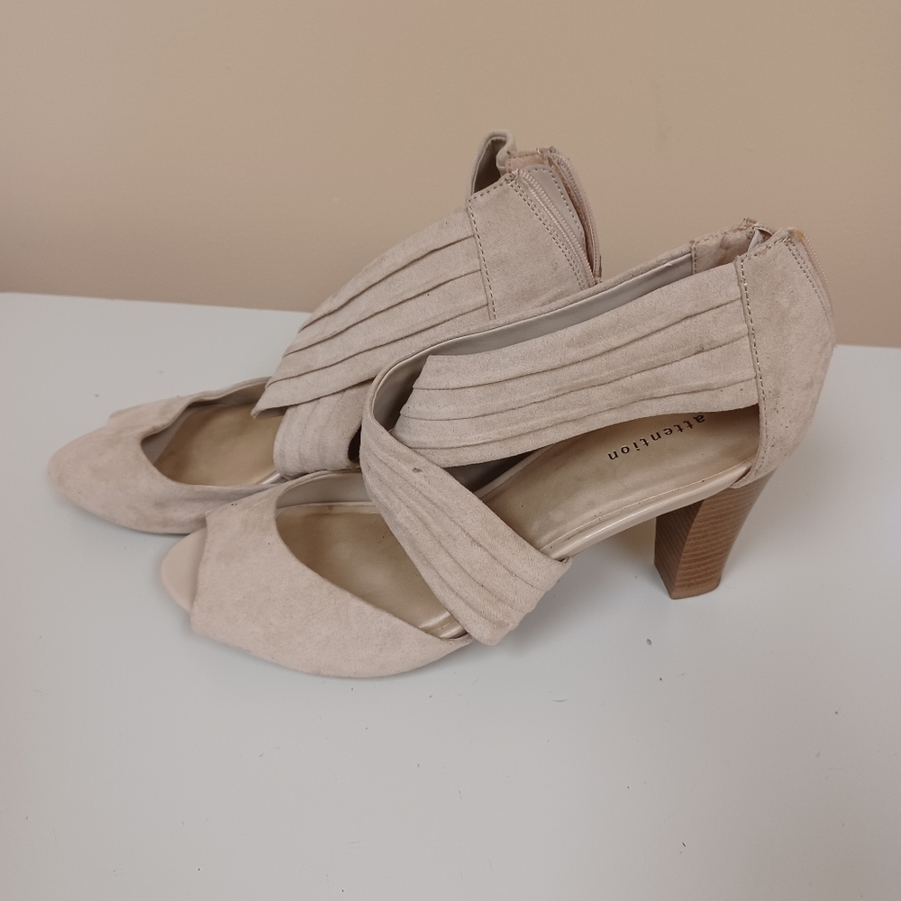 Attention size 9 beige heels